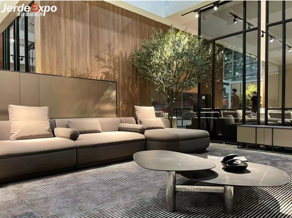 如何利用玻璃使展臺更亮更美觀？杭州展會搭建公司解答